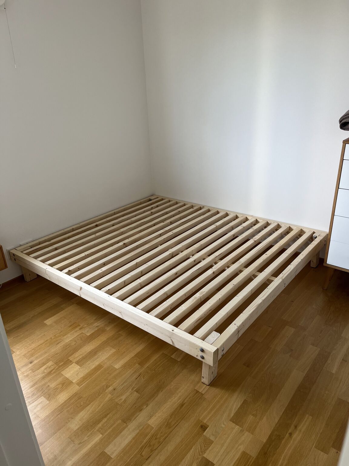>Billede til AI-DIY - om at bygge en seng med Claude.